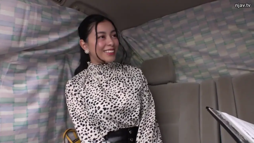 角色扮演 · 卧室 · 中景 · 跪姿 · 期待 · 透明按摩棒 · 白发 · 手持性玩具