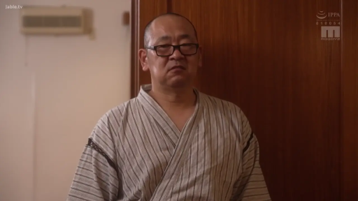 室内 · 严肃 · 眼镜 · 站立 · 半身 · 注视 · 浴衣 · 大叔