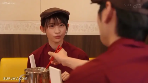 坐姿 · 专注 · 中景 · 剧情 · 对视 · 餐厅 · 筷子 · 餐厅制服