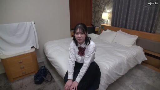 坐姿 · 卧室 · 微笑 · 制服 · 看向镜头