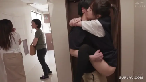 室内 · 全身 · 常服 · 抱擁 · ハンドバッグ · 走廊 · 侧脸 · 公主抱