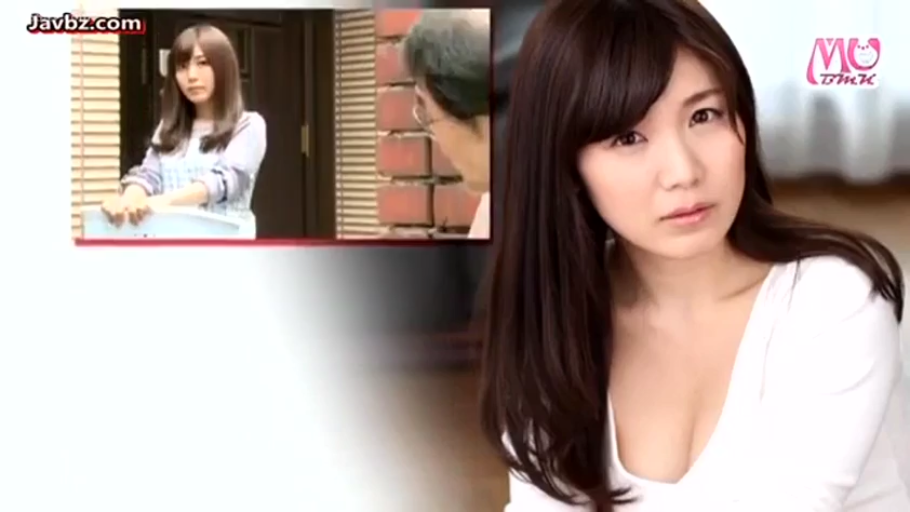 忧郁 · 上半身特写 · 注视镜头 · 熟女 · 白色V领上衣 · 正面坐姿 · 住宅室内