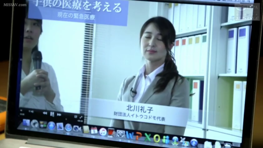 办公室 · 站立 · 闭眼 · 半身 · 西装 · 麦克风 · 演讲