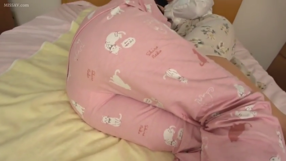 臥室 · 臀部 · 居家 · 被褥 · 侧卧 · 休息 · 未露脸 · 粉色睡衣