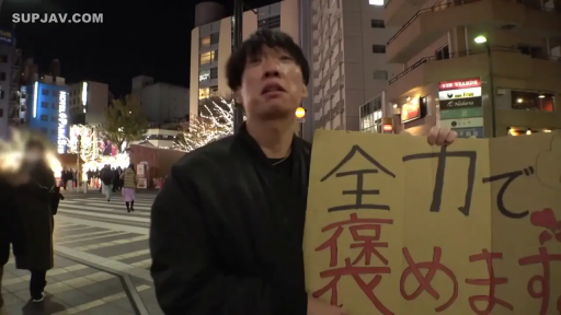 站立 · 城市夜景 · 上半身特写 · 黑色夹克 · 举牌 · 夜间街道 · 无奈 · 手写纸牌