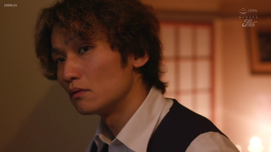 室内 · 交谈 · 严肃 · 站立 · 中景 · 白色T恤 · 三人