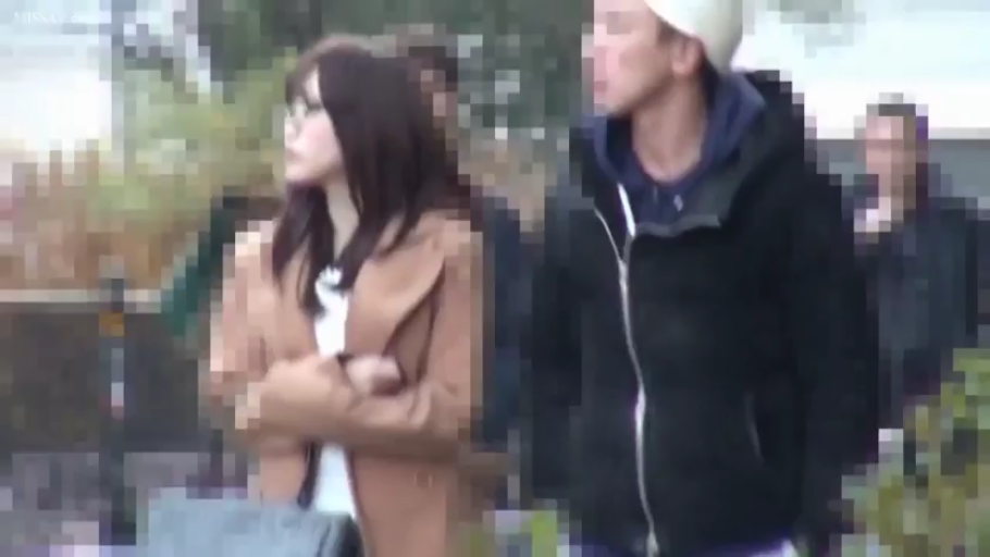 站立 · 半身 · 屋外 · 茶色のトレンチコート