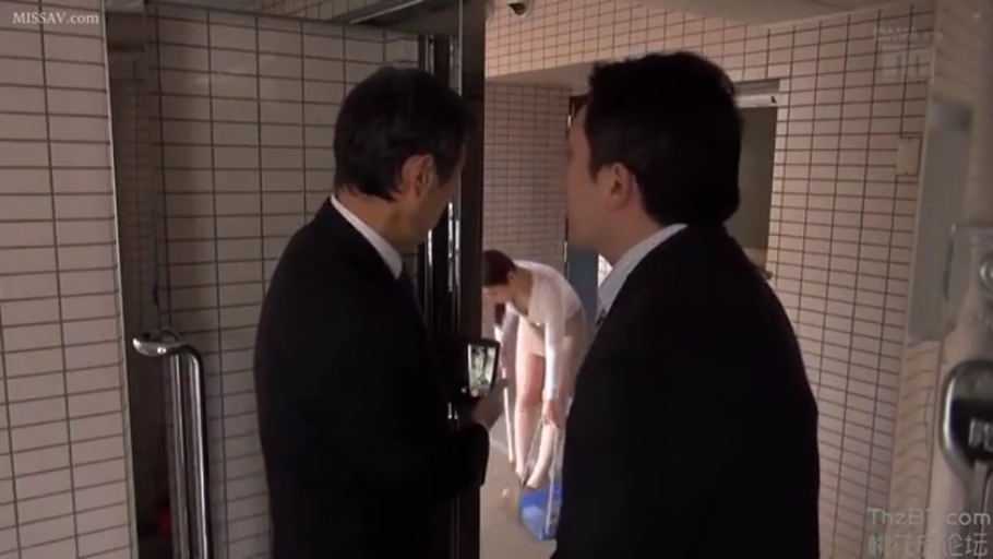 彎腰 · 走廊 · 西裝