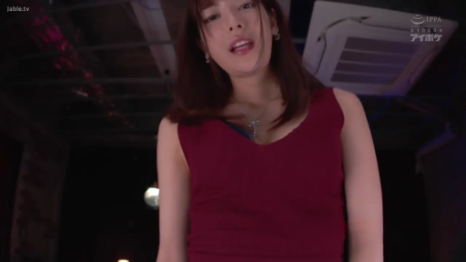 ローアングル撮影 · 半身 · ネックレス · 俯视视角 · セクシーな誘惑 · レンズを見つめて · 红色上衣 · 室内は薄暗い