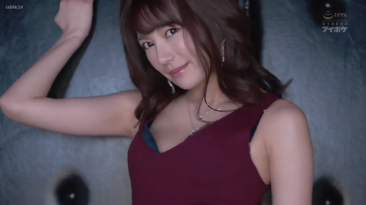 顔のクローズアップ · 耳环 · 写真スタイル · 壁に寄りかかって立って · 挑逗摆拍 · 室内墙边 · 妩媚微笑 · 红色无袖连衣裙