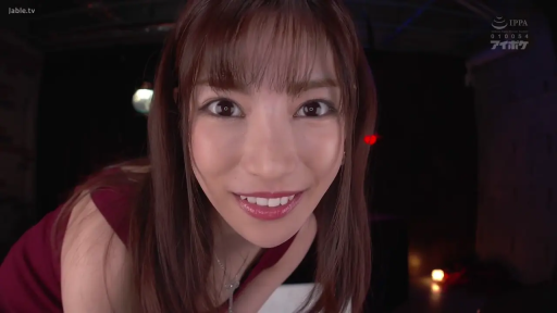 室内 · 微笑 · ネックレス · 顔のクローズアップ · POV视角 · 红色背心 · 探頭 · 开朗