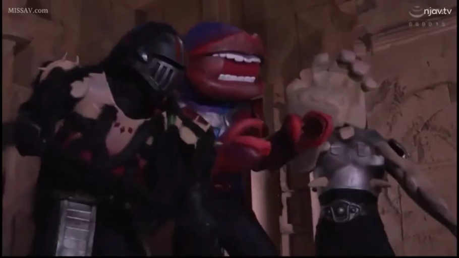 Stand · Medium shot · Helmet · 狰狞 · 遗迹 · 威胁 · 特摄 · 皮套