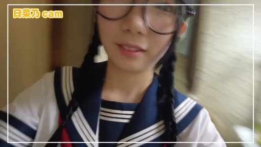 室内 · 眼镜 · 站立 · 微笑 · 注视 · 近景 · 水手服 · 麻花辫