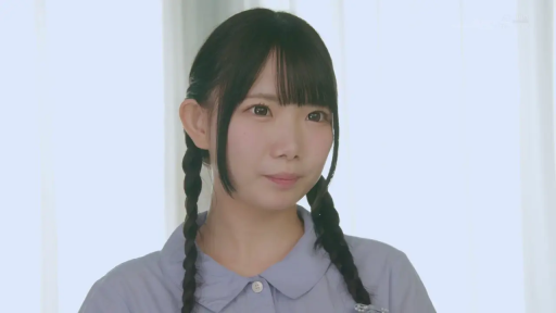 室內 · 微笑 · 正坐 · 雙馬尾 · 蓝色衬衫 · 看镜头 · 头像特写