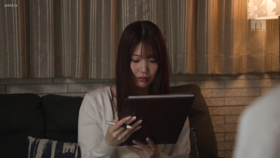 坐姿 · 客厅 · 半身 · 认真 · 文件夹 · 长发 · 白色针织衫 · 看资料