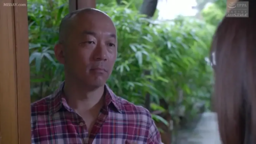 格子衬衫 · 严肃 · 站立 · 面部特写 · 对视 · 中年男性 · 户外庭院