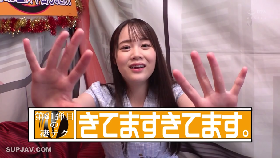 注视镜头 · Indoor room · Close-up of face and hands · 浅蓝色格纹连衣裙 · 双手伸向镜头 · 微笑张嘴