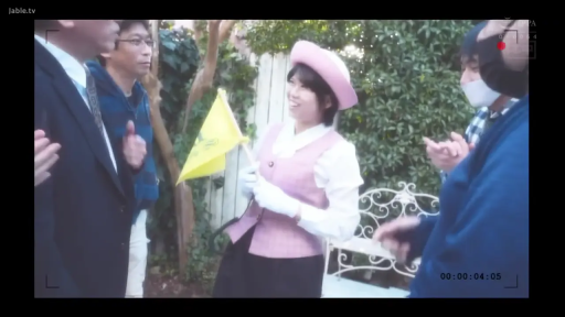 站立 · 中景 · 多人 · 户外 · 笑容 · 旗帜 · 导游服 · 被簇拥