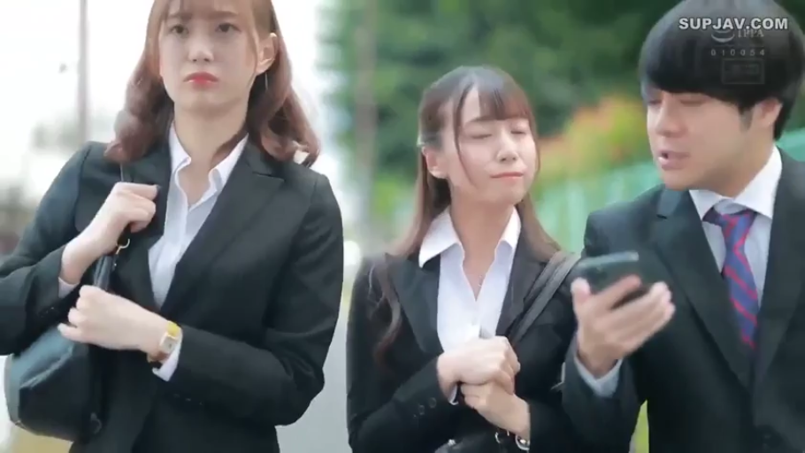 自然 · 半身 · 职业装 · 行走 · 看手机 · 手机 · 户外 · 职场