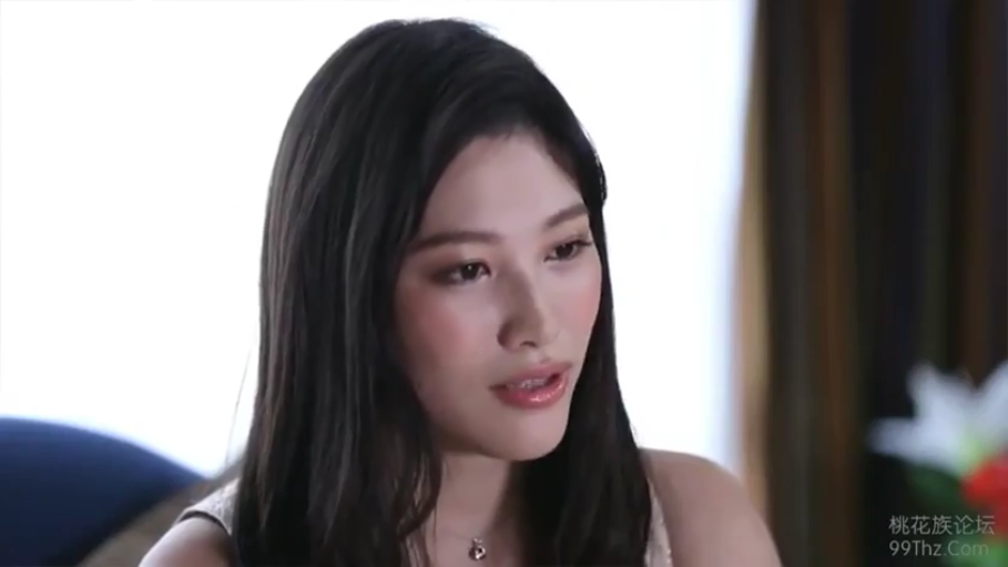 室内 · 交谈 · 平静 · 面部特写 · 浅色无袖裙 · 微侧脸