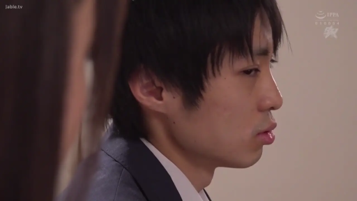 室内 · 坐姿 · 交谈 · 字幕 · 微笑 · 面部特写 · 诱惑 · 粉色无袖衫