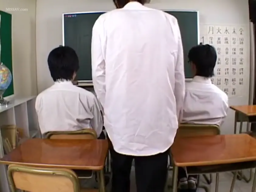 站立 · 教室 · 白衬衫 · 远景 · 地球仪 · 校园场景 · 看黑板