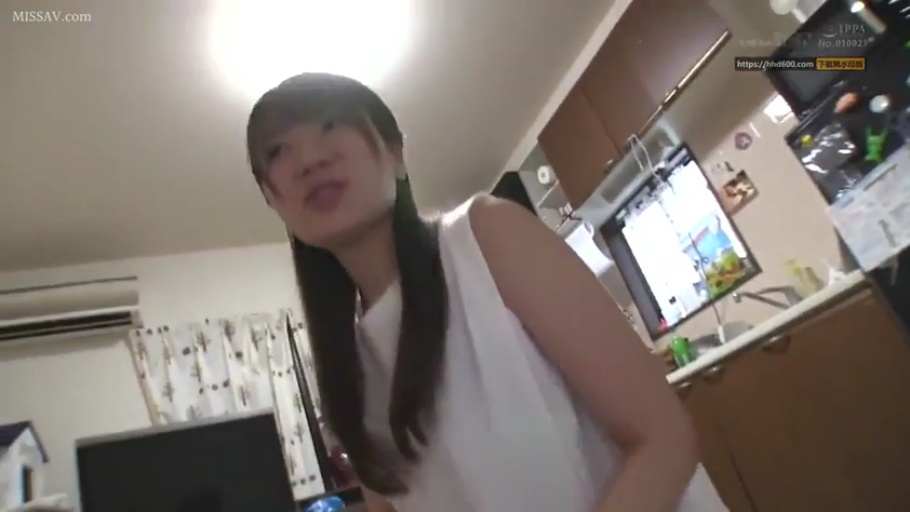 站立 · 自然 · 居家 · キッチン · 上半身 · 橱柜 · 白色无袖上衣 · 看向镜头