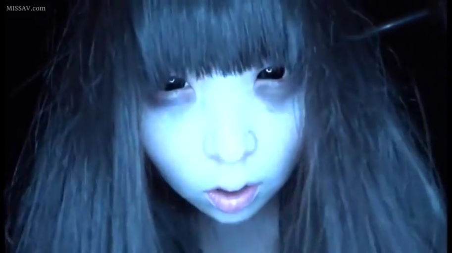 脸部特写 · 黑暗室内 · 呆滞 · 凝视 · 正面 · 无可见衣物 · 齐刘海