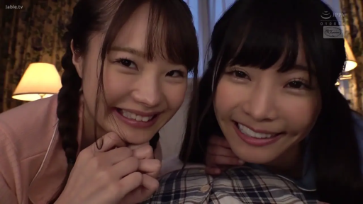 脸部 · 卧室 · 俯卧 · 微笑 · 台灯 · 双人 · 快乐 · 睡衣