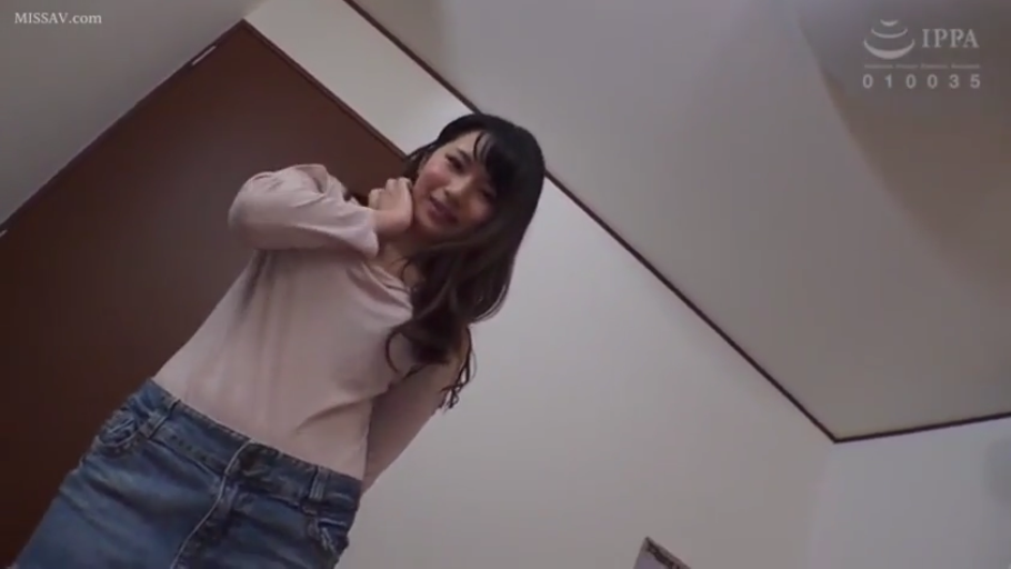 室内 · 站姿 · 微笑 · 半身 · 注视 · 仰视 · 粉色长袖