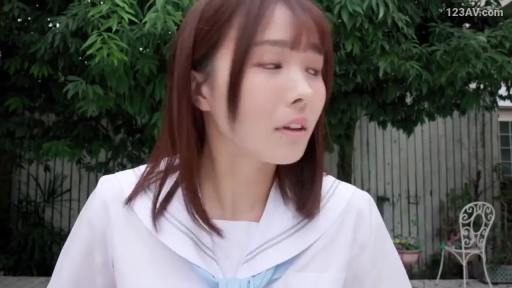 面部 · 站立 · 平静 · 户外 · 水手服 · 学生 · 侧望