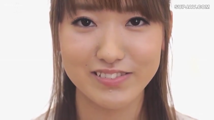 室内 · 顔部のクローズアップ · 微笑 · 白い上着 · 凝視 · 正对镜头 · 齐刘海