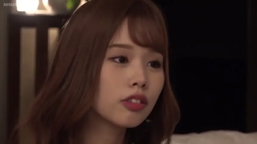 室內 · 坐姿 · 憂鬱 · 面部特寫 · 凝视 · 清纯 · 居家服