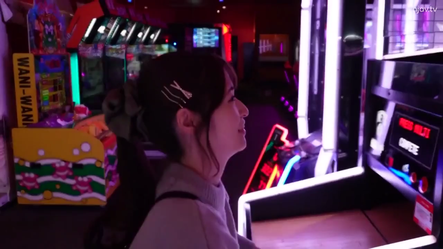 室内 · 胸部 · 揉乳 · 站姿 · 快感 · 职场 · 白色高领毛衣