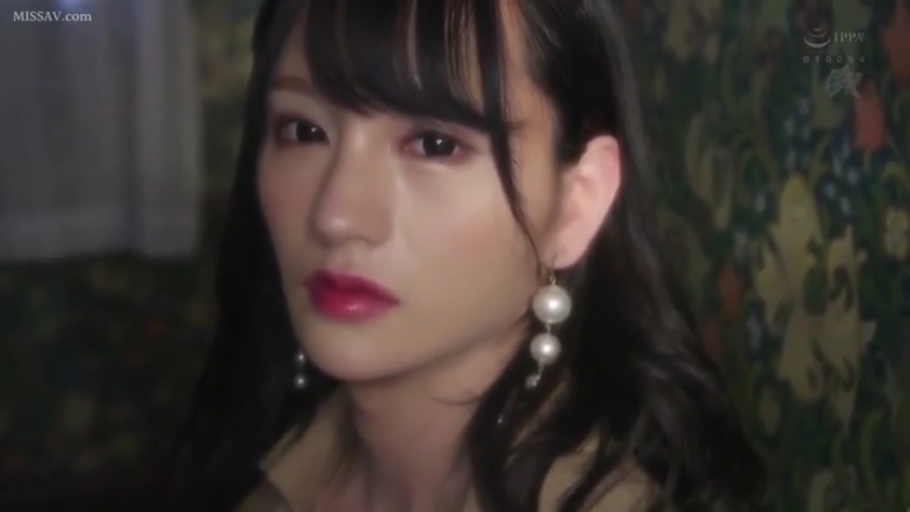 室内 · 忧郁 · 脸部特写 · 静止 · 正面注视 · 珍珠耳坠 · 棕色翻领外衣 · 低光摄影