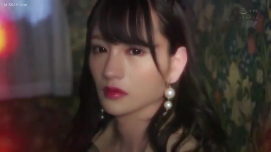 室内 · 忧郁 · 面部特写 · 衬衫 · 注视 · 侧脸 · 柔焦 · 耳饰