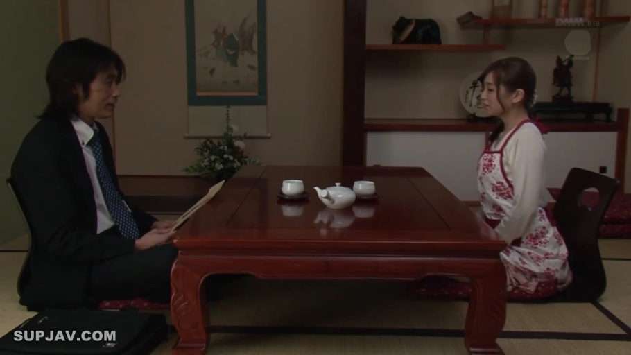 会話 · 真剣 · 跪坐 · 和室 · 中景 · 熟女 · 茶具 · 西装与围裙