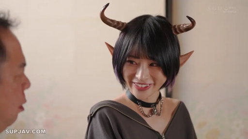 Indoor · 面部特写 · Off-the-shoulder top