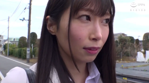 站立 · 白色衬衫 · 面部特写 · 平和 · 户外街道 · 清纯风 · 侧头观望