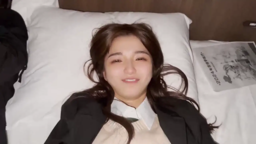 微笑 · 枕头 · 面对镜头 · 仰卧 · 面部特写 · 床上 · 长发 · 西装制服