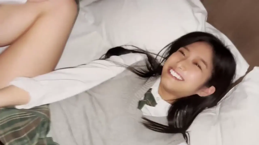 卧室 · 枕头 · 仰卧 · 面部特写 · JK制服 · 笑容 · 嬉笑