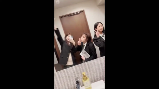 中景 · 站姿 · 制服 · 洗面所