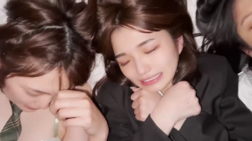 室内 · 脸部特写 · 西装 · 躺姿