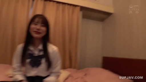 座り姿勢 · 制服 · 寝室 · ベッド · 微笑 · カメラに向かって · 半身 · アジア人女性