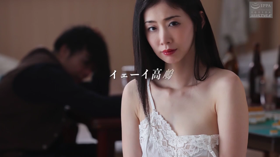 室内 · 坐姿 · 忧郁 · 面部特写 · 酒瓶 · 凝视 · 长直发 · 白色蕾丝睡衣