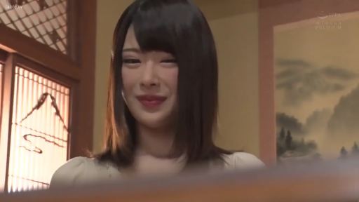 坐姿 · 微笑 · 白色上衣 · 注视 · 头部特写 · 日式室内 · 居家背景