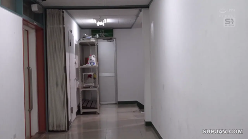 胸部特写 · 站立 · 巨乳 · 更衣室 · 储物柜 · 连体泳衣 · 侧靠 · 露齿笑