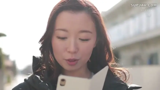 面部 · Stand · 自然 · Looking at phone · 手机 · Mature woman · Outdoor street · Black coat