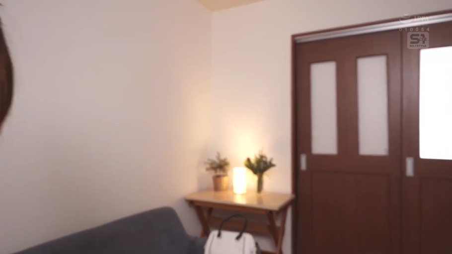 站立 · 沙发 · 长发 · 室内客厅 · 全身镜头 · 自然微笑 · 展示身材 · 黑色抹胸内衣