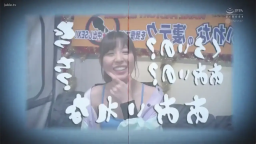 室內 · 坐姿 · 面部 · 谈话 · 笑容 · 連體泳衣 · 宣传视频